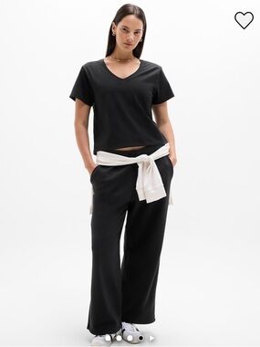 Athleta Essential V-Neck Tee in Black